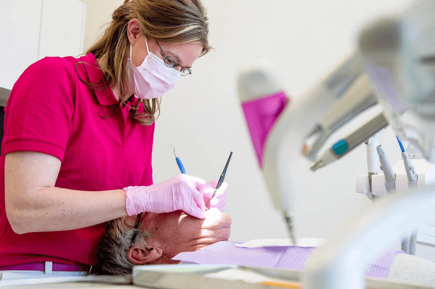 wortelkanaalbehandeling door vrouwelijke tandarts